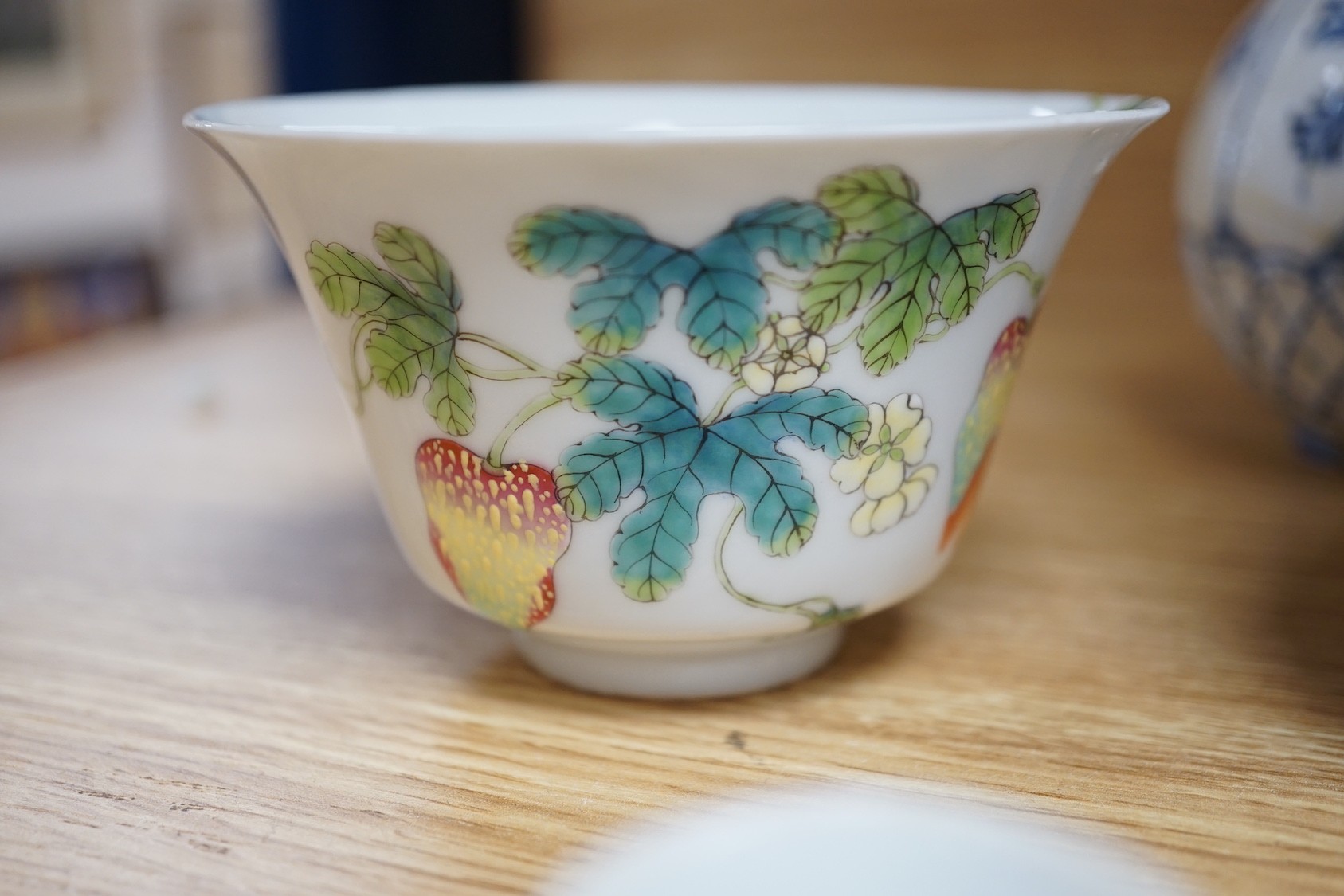A Chinese famille rose bowl and cover. 9cm tall overall